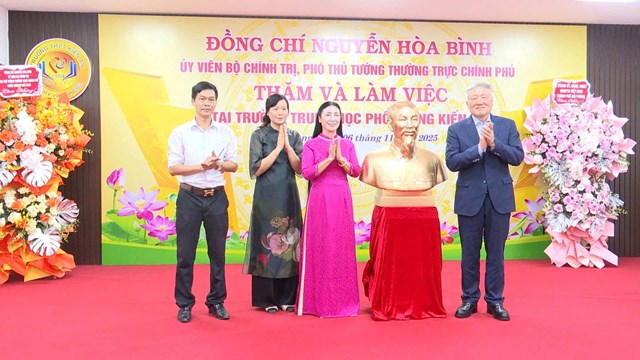 Phó Thủ tướng Thường trực Chính phủ Nguyễn Hòa Bình chúc mừng các thế hệ thầy cô giáo Trường THPT Kiến An