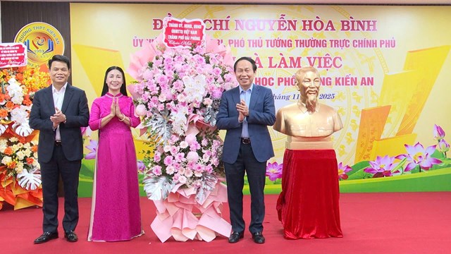 Đồng chí Lê Tiến Châu, Ủy viên Trung ương Đảng, Bí thư Thành ủy, Trưởng Đoàn đại biểu Quốc hội thành phố và đồng chí Lê Ngọc Châu, Phó bí thư Thành ủy, Chủ tịch UBND thành phố tặng hoa chúc mừng Trường THPT Kiến An.