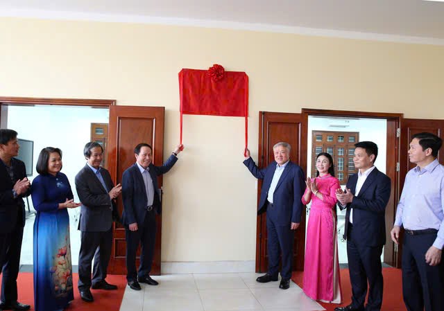 Đồng chí Nguyễn Hòa Bình, Uỷ viên Bộ Chính trị, Phó Thủ tướng Thường trực Chính phủ và đồng chí Lê Tiến Châu, Ủy viên Trung ương Đảng, Bí thư Thành ủy, Trưởng Đoàn đại biểu Quốc hội thành phố Hải Phòng cùng các đại biểu khai trương phòng học thông minh tại Trường THPT Kiến An.