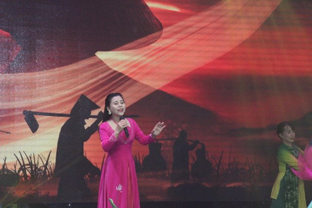 Các tiết mục văn nghệ ôn lại bài hát về ngành Nông nghiệp đi cùng năm tháng