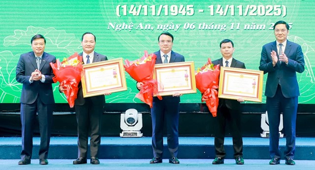 Các đồng chí: Hoàng Nghĩa Hiếu - Phó Bí thư Thường trực Tỉnh ủy, Chủ tịch HĐND tỉnh; Lê Hồng Vinh - Phó Bí thư Tỉnh ủy, Chủ tịch UBND tỉnh trao tặng Huân chương Lao động hạng Ba đến các đồng chí: Ủy viên BCH Đảng bộ tỉnh, Phó Chủ tịch UBND tỉnh Phùng Thành Vinh; Ủy viên BTV Tỉnh ủy, Giám đốc Sở Nông nghiệp và Môi trường Hoàng Quốc Việt và Phó Giám đốc Sở Nông nghiệp và Môi trường Phạm Văn Toàn