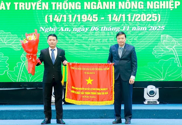 Chủ tịch UBND tỉnh Lê Hồng Vinh trao tặng Cờ Thi đua của Chính phủ cho Công ty TNHH Thủy lợi Thanh Chương