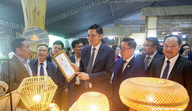 L&atilde;nh đạo Bộ v&agrave; tỉnh Nghệ An tham quan c&aacute;c gian h&agrave;ng