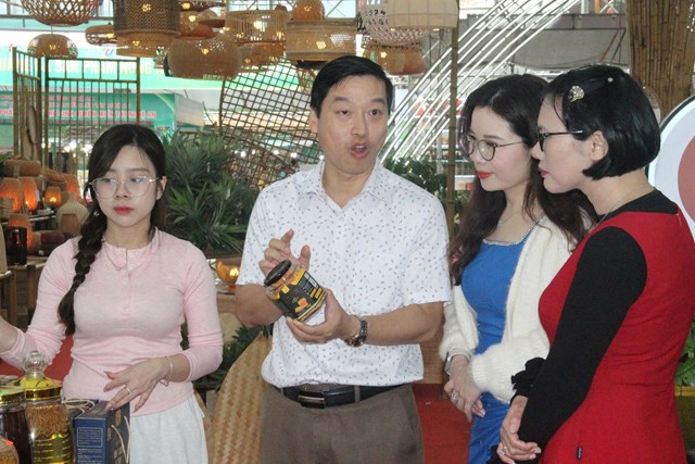 Chủ cơ sở tại phường Vinh Lộc giới thiệu mặt h&agrave;ng đ&ocirc;ng tr&ugrave;ng hạ thảo