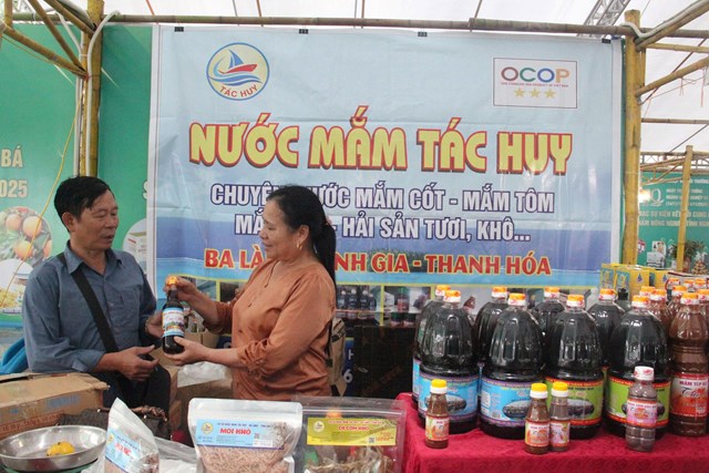 Gian h&agrave;ng nước mắm T&aacute;c Huy đến từ Tĩnh Gia, Thanh H&oacute;a