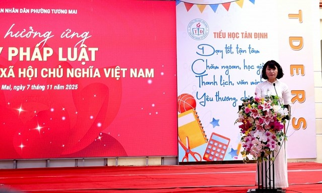 Phát biểu hưởng ứng Ngày Pháp luật, bà Hoàng Thúy Nga – Bí thư Chi bộ, Hiệu trưởng nhà trường nhấn mạnh vai trò giáo dục ý thức pháp luật cho học sinh ngay từ bậc tiểu học.