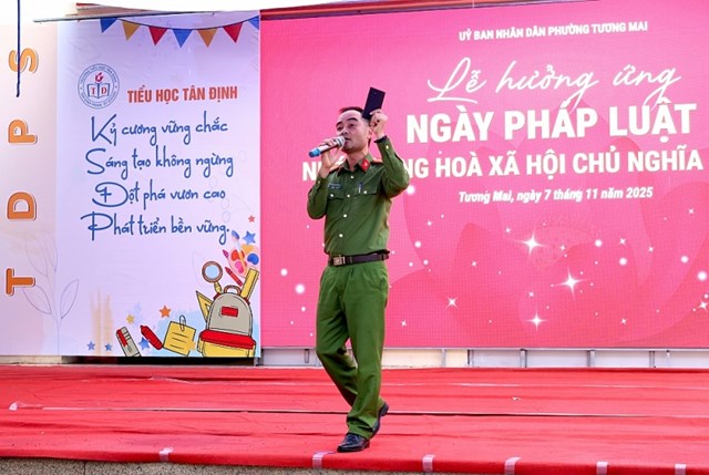 Trung tá Lê Trọng Ngọc – cán bộ Công an phường Tương Mai truyền đạt kiến thức về an toàn mạng và thiết bị thông minh cho học sinh.