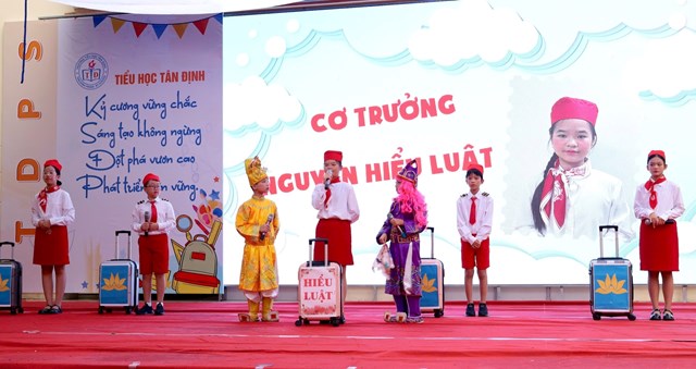 Học sinh Trường Tiểu học Tân Định biểu diễn tiểu phẩm tuyên truyền pháp luật sinh động, hấp dẫn.