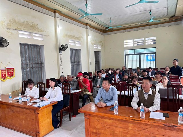 Quang cảnh hội nghị công khai phương án bồi thường, hỗ trợ GPMB đường gom đường sắt tại thôn Phương Duệ.