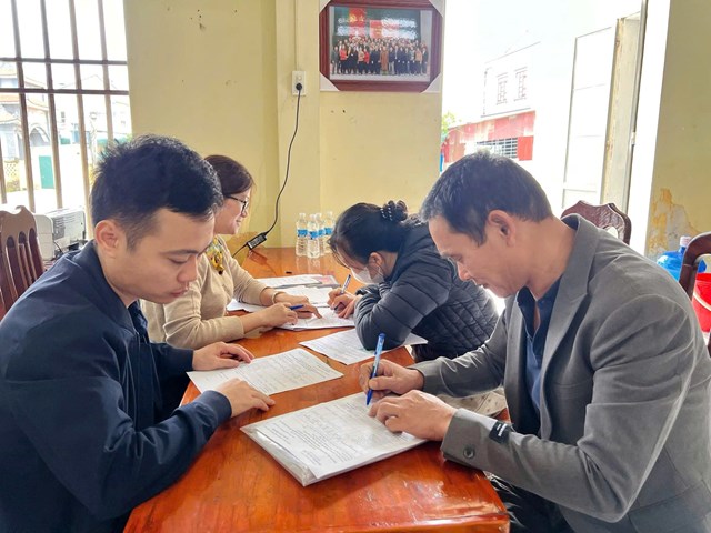 Các hộ dân ký xác nhận phương án bồi thường, hỗ trợ sau khi được công khai và giải đáp thắc mắc.