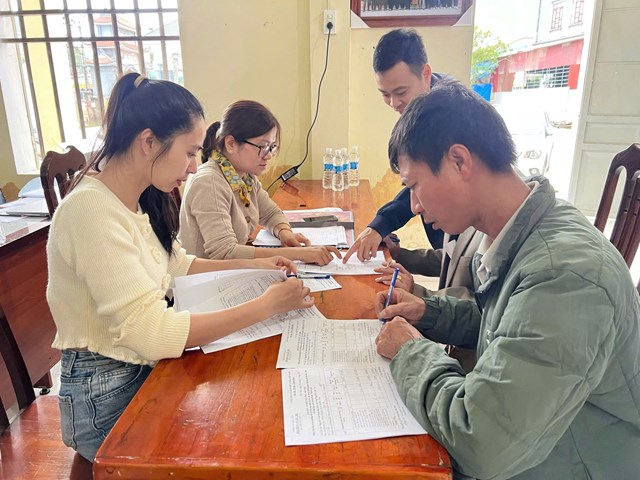 Cán bộ Hội đồng BT–HT–TĐC hướng dẫn các hộ dân rà soát phương án bồi thường.