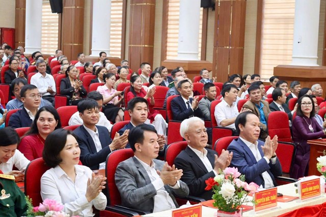 Các đại biểu và nhân dân dự Ngày hội trong không khí đoàn kết, phấn khởi.