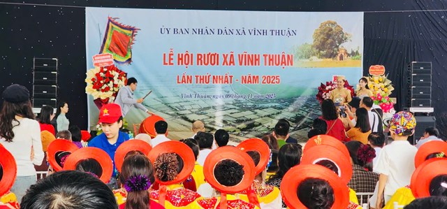 To&agrave;n cảnh khai mạc Lễ hội Rươi x&atilde; Vĩnh Thuận lần thứ nhất &ndash; năm 2025 tại khu di t&iacute;ch lịch sử cấp Quốc gia Miếu L&aacute;c.
