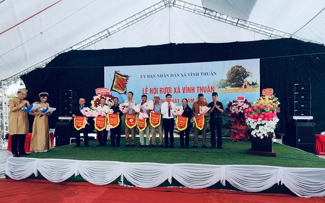 Ban Tổ chức Lễ hội Rươi x&atilde; Vĩnh Thuận lần thứ nhất &ndash; năm 2025 trao cờ lưu niệm cho c&aacute;c đội tham gia hội thi v&agrave; c&aacute;c hộ nu&ocirc;i rươi ti&ecirc;u biểu, thể hiện tinh thần đo&agrave;n kết, thi đua sản xuất, ph&aacute;t triển kinh tế n&ocirc;ng nghiệp sinh th&aacute;i.