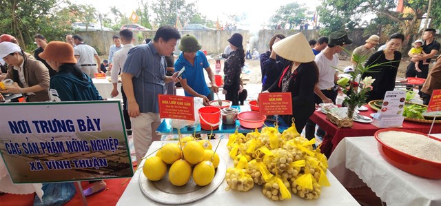 Kh&ocirc;ng gian trưng b&agrave;y c&aacute;c sản phẩm n&ocirc;ng nghiệp đặc trưng của x&atilde; Vĩnh Thuận &ndash; nơi quy tụ những sản vật đặc sắc như rươi, dưa lưới, nấm rơm, gạo sạch&hellip; phản &aacute;nh sức sống mới của kinh tế n&ocirc;ng th&ocirc;n trong thời kỳ hội nhập.