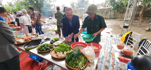 C&aacute;c đội thi tham gia phần thi ẩm thực chế biến m&oacute;n ăn từ rươi &ndash; điểm nhấn hấp dẫn trong Lễ hội Rươi x&atilde; Vĩnh Thuận năm 2025, g&oacute;p phần t&ocirc;n vinh tinh hoa ẩm thực địa phương v&agrave; quảng b&aacute; thương hiệu &ldquo;Rươi Vĩnh Thuận &ndash; Hải Ph&ograve;ng&rdquo;.