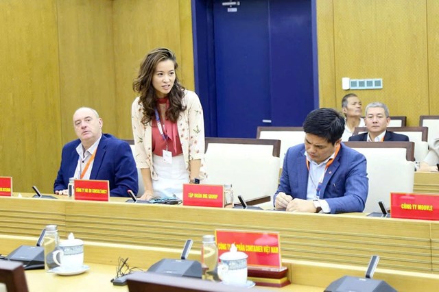 Đại diện doanh nghiệp Hà Lan phát biểu ý kiến trao đổi.