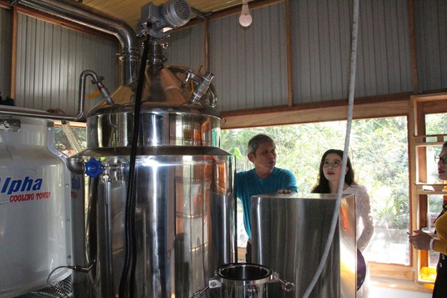 Mật ong được xử l&iacute; bằng hệ thống m&aacute;y hiện đại