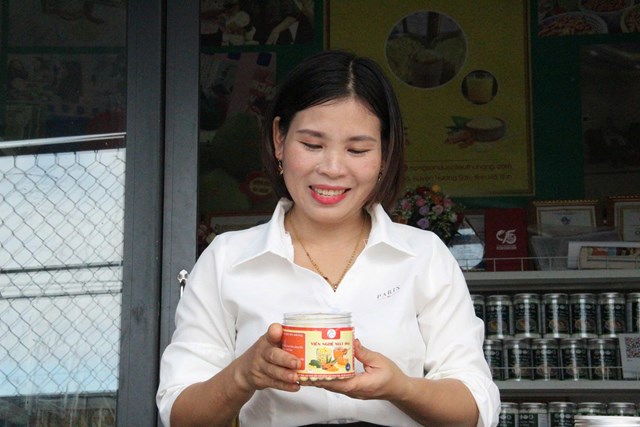 Chị V&otilde; Thị Thu Hằng, Chủ cơ sở sản xuất tinh bột nghệ ở th&ocirc;n 5, x&atilde; Sơn Tr&agrave;, huyện Hương Sơn (cũ)