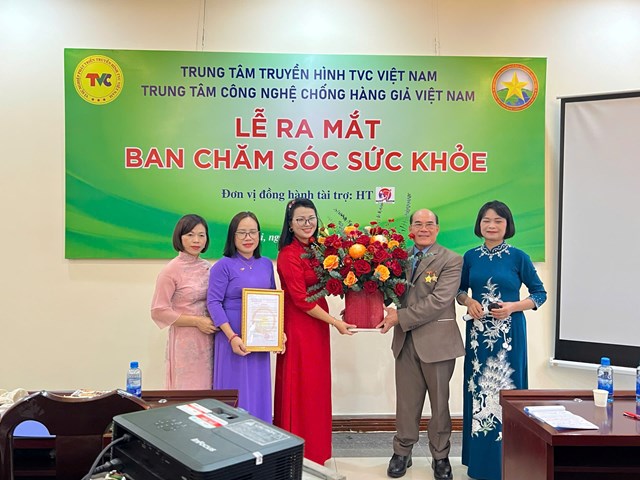 Bà Hà Thị Tính - CT CHI HỘI DƯỠNG SINH NAM Y HN  lên phát biểu phát biểu nhận nhiệm vụ TB CSSK TVC và ACT