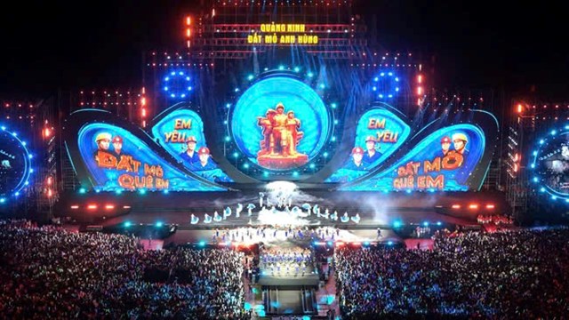 Concert “Quảng Ninh – Đất mỏ anh hùng" thu hút hàng vạn người dân du khách tham dự.