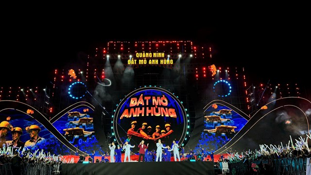 Sân khấu chuyển sang chủ đề “Đất mỏ anh hùng” với hình ảnh những người thợ mỏ được tái hiện sống động trên màn hình LED cỡ lớn.