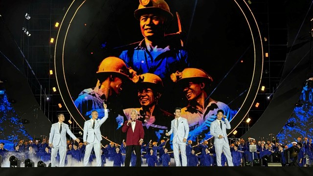 Các ca sĩ thể hiện ca khúc về người thợ mỏ trên nền hình ảnh công nhân ngành Than – điểm nhấn tri ân sâu sắc trong chương trình.