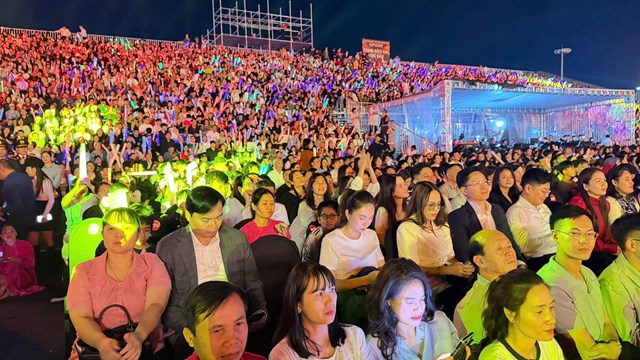 Khán đài nghịt người ở khu vực ngoài trời, thể hiện sức lan tỏa mạnh mẽ của chương trình nghệ thuật lớn nhất dịp kỷ niệm 89 năm truyền thống vùng mỏ.