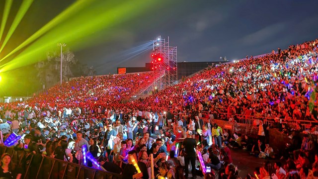 Khán giả ngồi kín các hàng ghế trung tâm, tạo nên bầu không khí sôi động và cuồng nhiệt tại sự kiện.