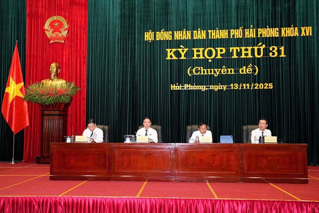 Chủ tọa điều h&agrave;nh Kỳ họp thứ 31 (kỳ họp chuy&ecirc;n đề) của HĐND th&agrave;nh phố Hải Ph&ograve;ng.