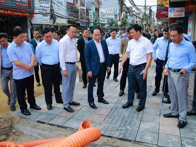 B&iacute; thư Th&agrave;nh ủy L&ecirc; Tiến Ch&acirc;u kiểm tra tiến độ thi c&ocirc;ng Dự &aacute;n cải tạo h&egrave;, đường L&ecirc; Lợi; y&ecirc;u cầu đơn vị thi c&ocirc;ng đẩy nhanh tiến độ, bảo đảm chất lượng v&agrave; ho&agrave;n th&agrave;nh trước ng&agrave;y 31/12.