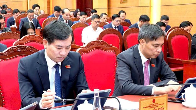 Các đại biểu HĐND tỉnh tập trung nghiên cứu tài liệu được trình tại kỳ họp.