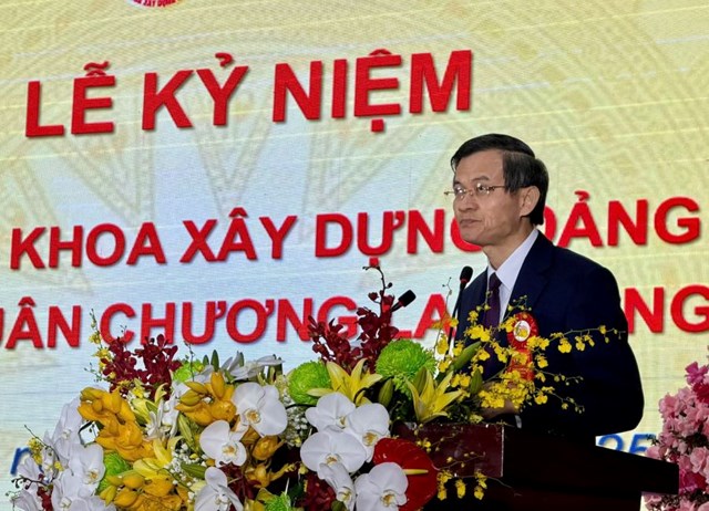 PGS.TS Đoàn Minh Huấn nhắc tới nội dung về bảo vệ nền tảng tư tưởng của Đảng trong bài phát biểu.