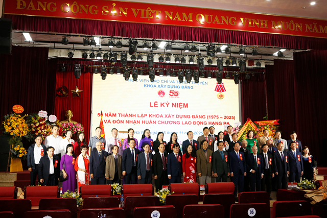 Chụp ảnh lưu niệm. Ảnh: Sơn Thuỷ.