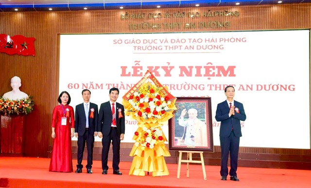 Đồng chí Đỗ Mạnh Hiến, Phó Bí thư thường trực Thành ủy Hải Phòng tặng hoa và quà chúc mừng trường THPT An Dương