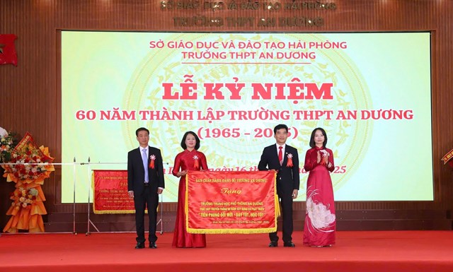 Đồng chí Trần Thị Quỳnh Trang - Ủy viên Thành Ủy, Bí Thư Đảng ủy, Chủ tịch HĐND Phường An Dương tặng hoa chúc mừng Nhà trường