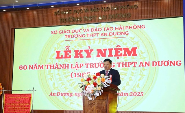 Đồng chí Lê Trung Kiên, Ủy viên Ban Thường vụ Thành ủy, Phó Chủ tịch UBND thành phố Hải Phòng phát biểu tại Lễ kỷ niệm 60 năm thành lập Trường THPT An Dương.
