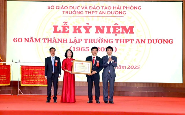 Thừa uỷ quyền Bộ Giáo dục và Đào tại, đại diện Sở Giáo dục và Đào tạo Hải Phòng trao bằng khen của Bộ Giáo dục và Đào tạo tặng trường