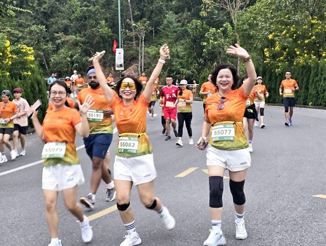 Nhóm vận động viên bước vào đoạn đường dốc trong không khí hào hứng, đoàn kết; mỗi nụ cười là một khoảnh khắc đẹp trên cung đường di sản Yên Tử.