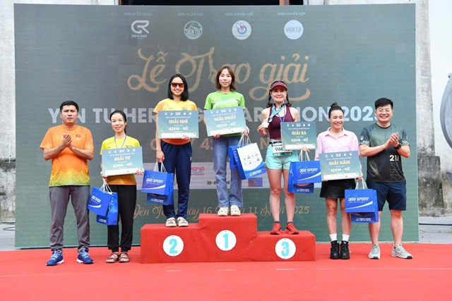 BTC trao giải cho các VĐV đạt thành tích.