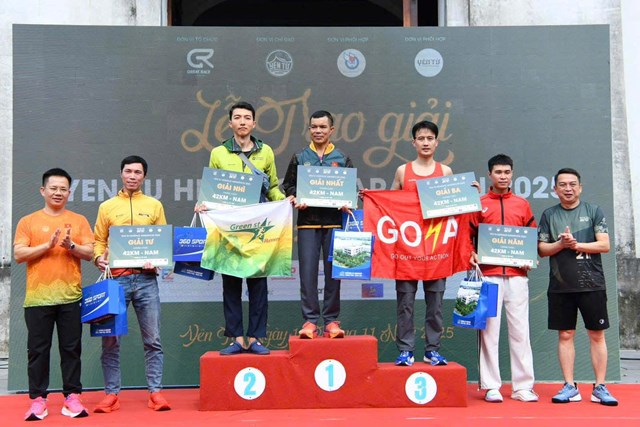 Ban tổ chức Giải chạy Yên Tử Heritage Marathon 2025 trao giải cho các vận động viên. Ảnh: BTC