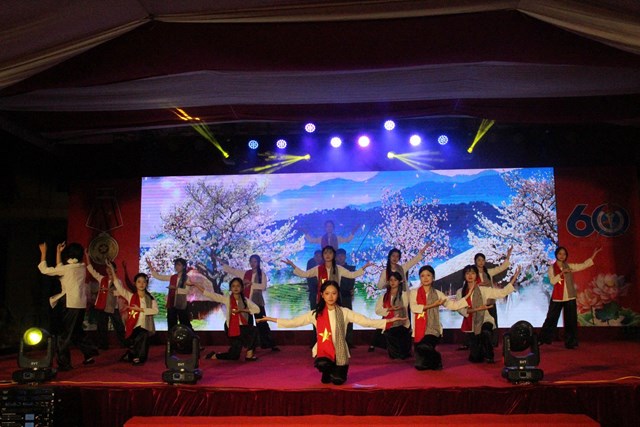 Các tiết mục văn nghệ do tập thể giáo viên, học sinh Nhà trường thể hiện