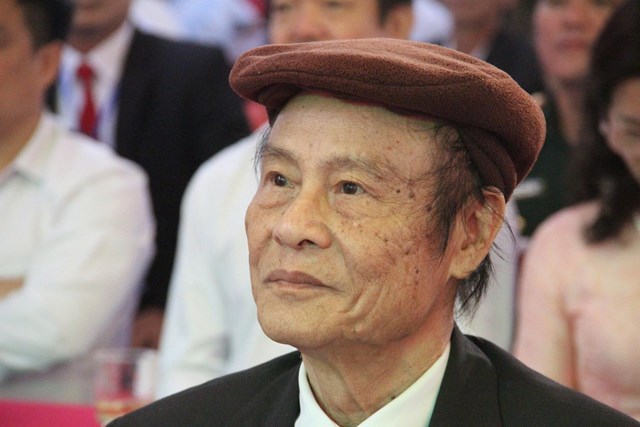 Thầy Nguyễn Hải Ninh, nguyên Hiệu trưởng Trường THPT Quỳ Châu (1992–2000), trong buổi hội ngộ các thế hệ thầy trò.