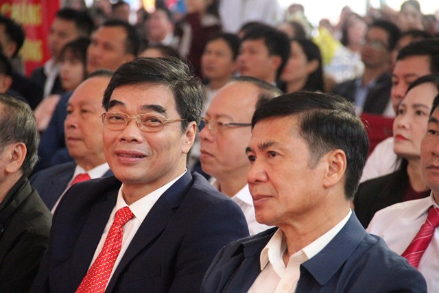 Nguyên Bí thư Huyện ủy và Trưởng Ban Tổ chức Huyện ủy - cựu học sinh tiêu biểu của Trường THPT Quỳ Châu cùng trở về mái trường xưa trong lễ kỷ niệm 60 năm.