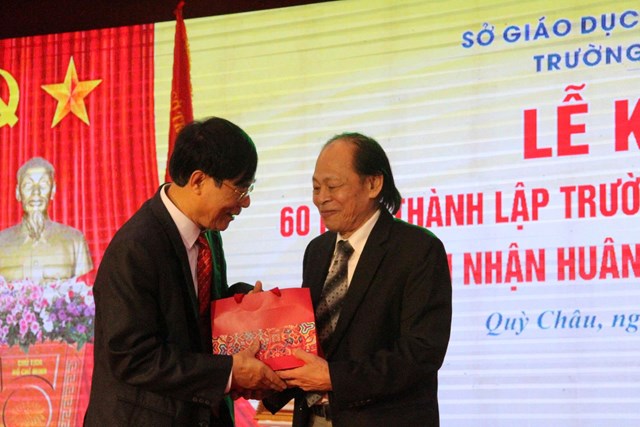 Nhà văn Thái Chí Thanh, Chủ tịch Hội đồng Văn học thiếu nhi – Hội Nhà văn Việt Nam, trao tặng sách cho Trường THPT Quỳ Châu trong dịp kỷ niệm 60 năm thành lập.