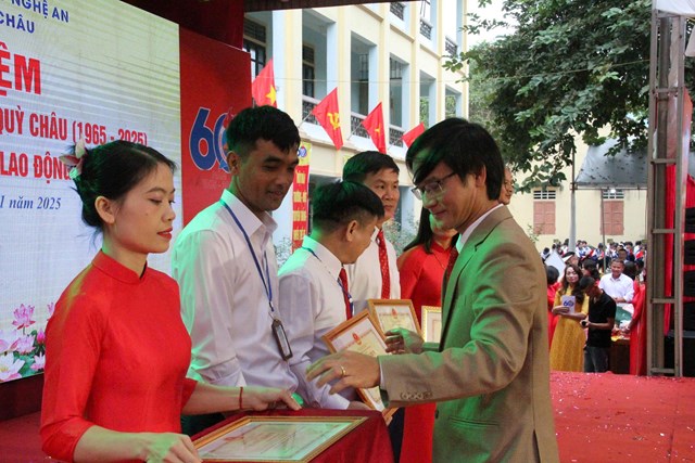 Ông Nguyễn Thanh Hoài, Tỉnh ủy viên – Bí thư Đảng ủy xã Quỳ Châu, cùng lãnh đạo Sở Giáo dục và Đào tạo Nghệ An trao thưởng cho các thầy cô giáo có thành tích xuất sắc.