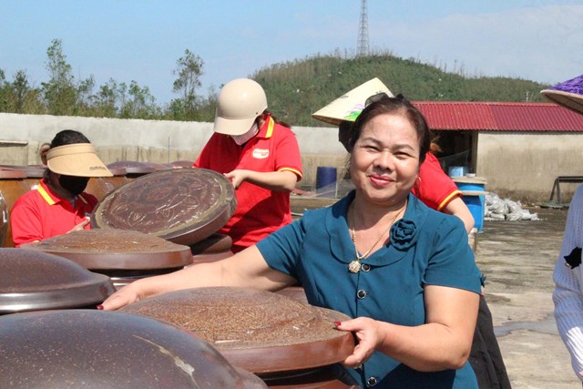 Chị Lê Thị Khương, Giám đốc Hợp tác xã thu mua và chế biến thủy hải sản Phú Khương