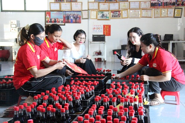 Nước mắm Phú Khương được đóng chai dán nhãn chuẩn bị xuất ra thị trường