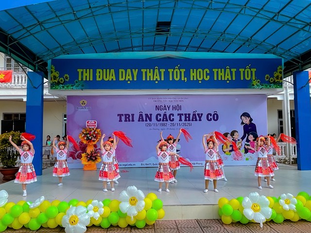 C&aacute;c tiết mục văn nghệ đ&atilde; khiến kh&ocirc;ng kh&iacute; ng&agrave;y hội th&ecirc;m s&ocirc;i nổi, tươi trẻ nhưng cũng đầy lắng đọng, g&oacute;p phần l&agrave;m n&ecirc;n th&agrave;nh c&ocirc;ng trọn vẹn của chương tr&igrave;nh.