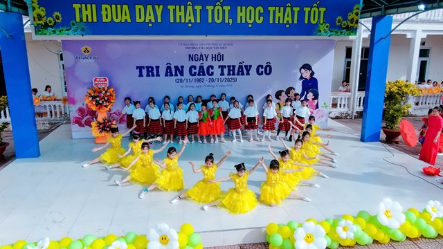 Tiết mục m&uacute;a &aacute;o v&agrave;ng rực rỡ của học sinh tạo điểm nhấn nổi bật tr&ecirc;n s&acirc;n khấu Ng&agrave;y hội Tri &acirc;n c&aacute;c Thầy C&ocirc;.